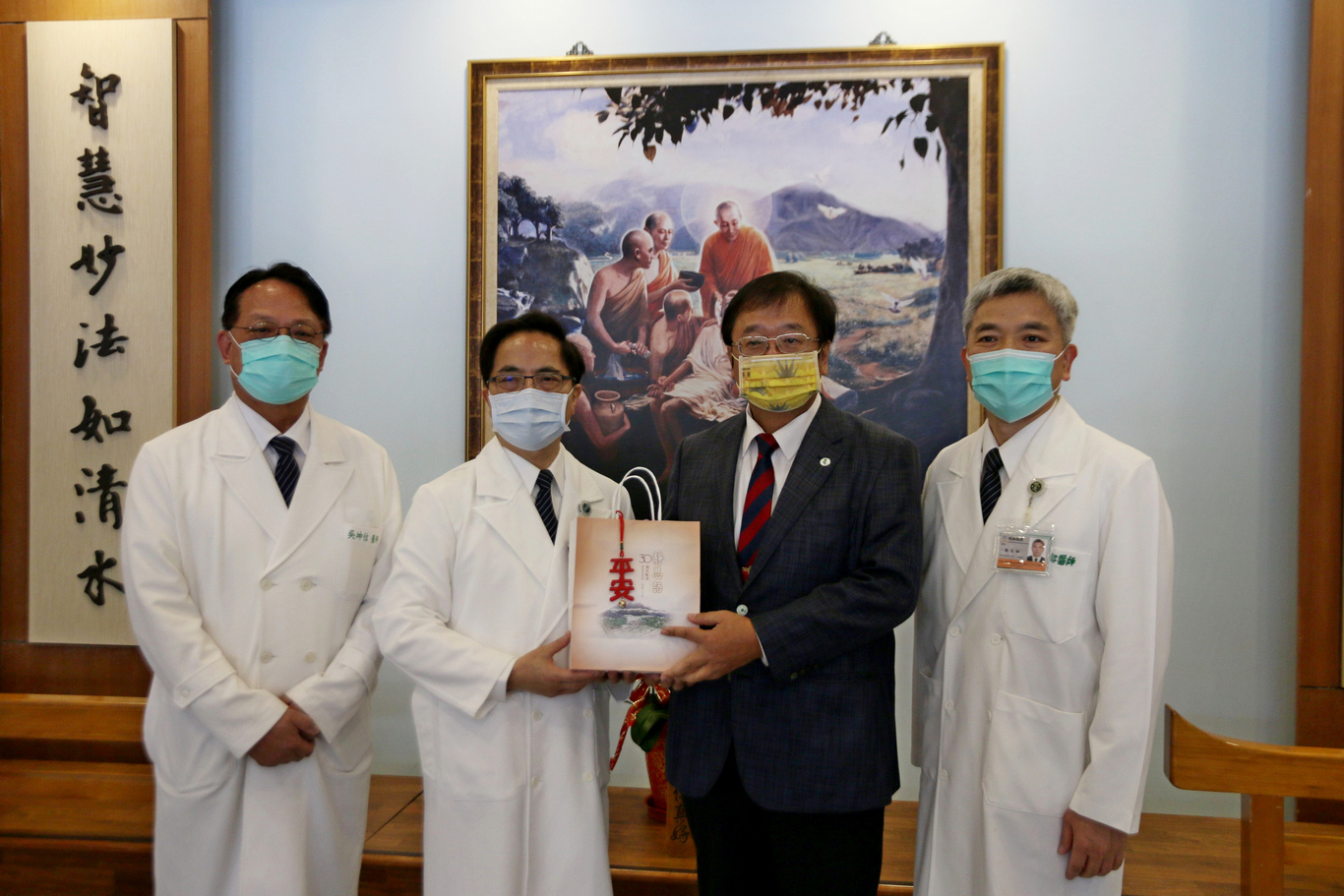 林欣榮院長(左二)致贈結緣品給邱泰源理事長(右二)。圖右一為復健醫學部主任梁忠詔為花蓮縣醫師公會代理理事長、左一為吳坤佶醫師。