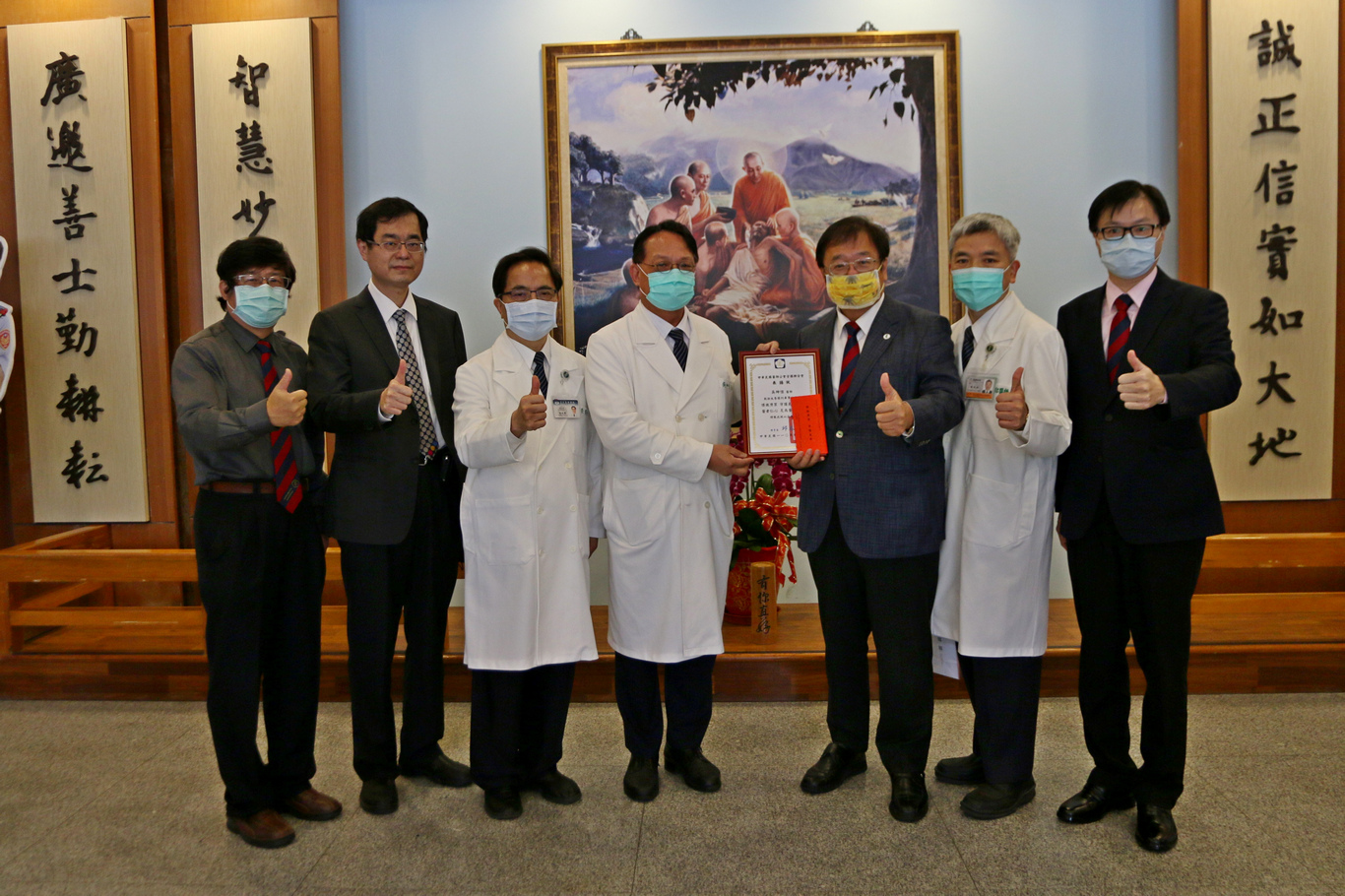 醫師公會全聯會理事邱泰源(右三)致贈慰問金、白袍(右圖)表揚吳坤佶醫師(左四)，在事故現場協助搜救隊展謝醫者仁心精神。