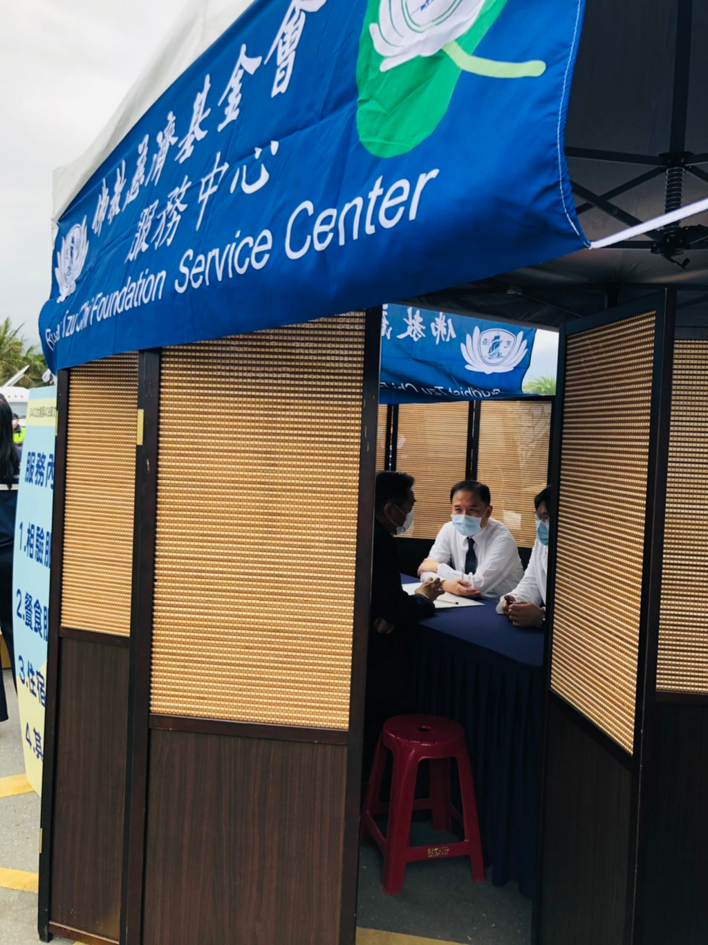 由花蓮警分局提供屏風，安心服務站的諮詢空間五日下午即時啟用，由沈裕智主任提供心靈健康諮詢。