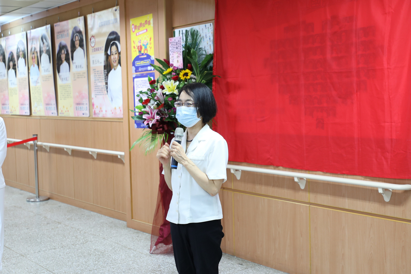 慈濟科技大學護理系主任張紀萍說，白衣天使不僅照顧病人還照顧學校理來實習的護理系學生，向護理師們致上最高敬意。