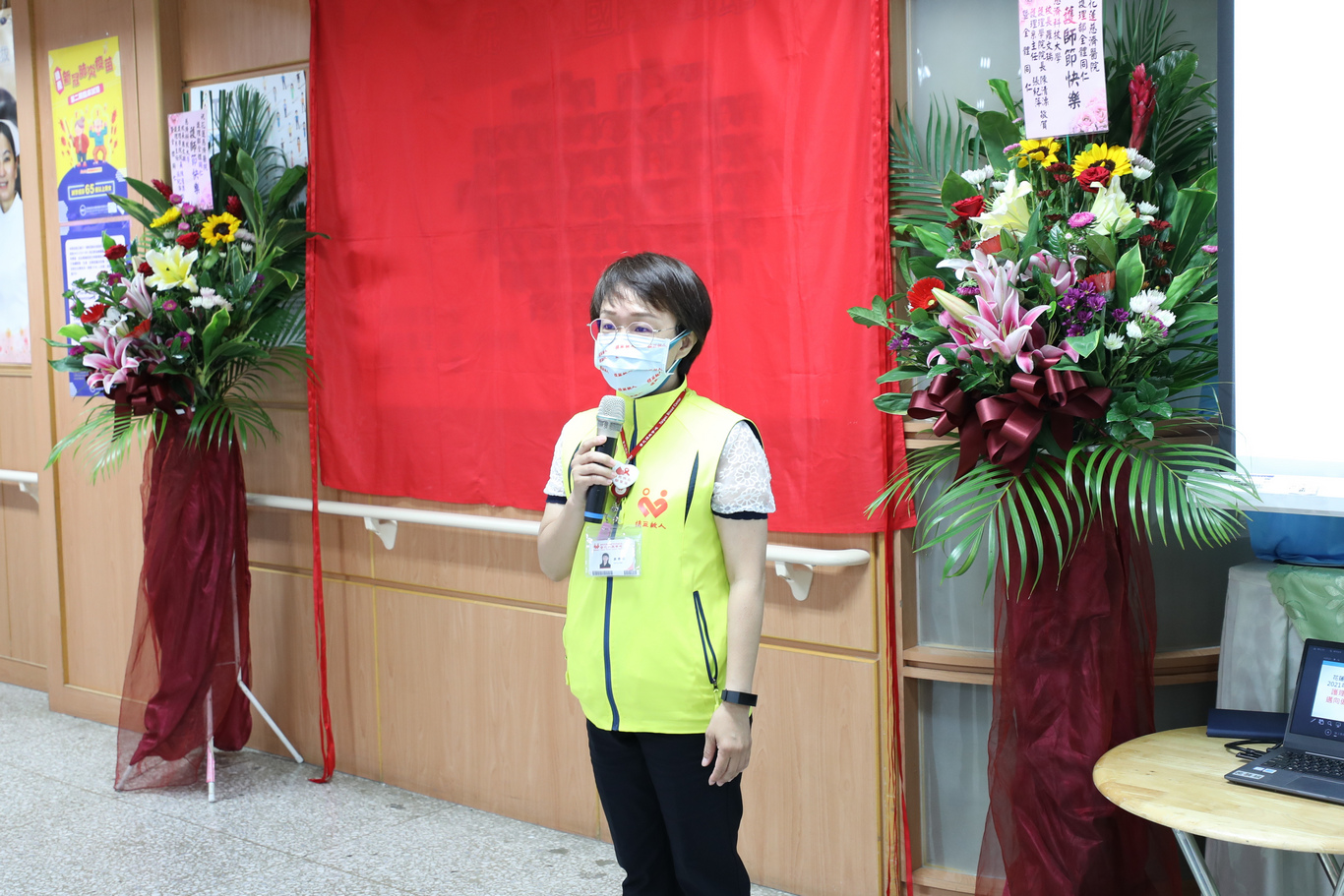 花蓮捐血站站長站長蔡惠如指出，自己也是護理師，祝福護理師節快樂也是祝福自己，目前花蓮血庫安全庫存量只剩七天，呼籲大家挽起袖子捐熱血。