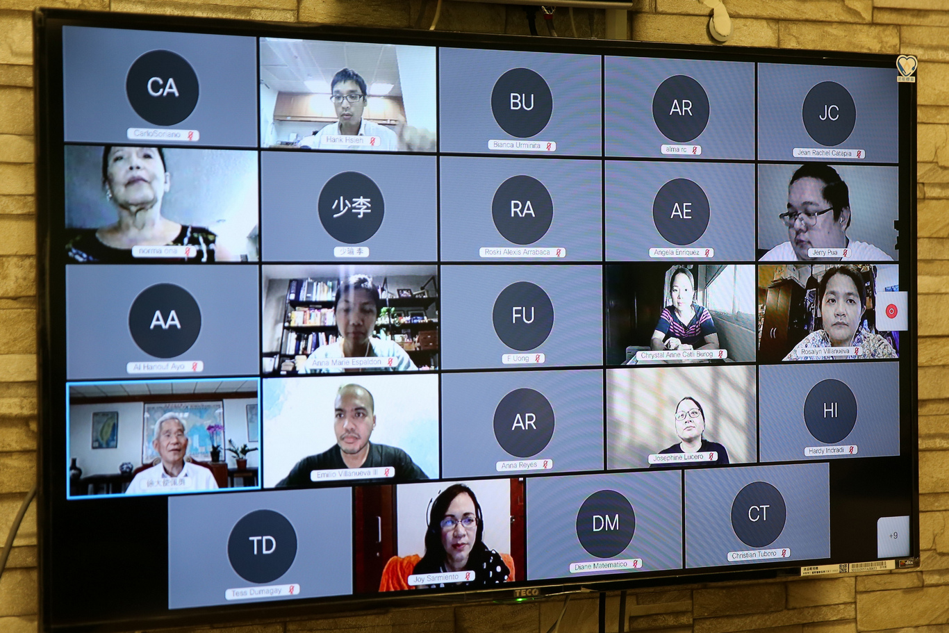 花蓮慈院透過雲端視訊分享造血幹細胞移植及中醫藥暨針灸臨床經驗，視訊分享國家除了菲律賓外，也邀約印尼及越南等國家醫師參與，兩門課程的第一堂課程總共吸引近兩百位醫師於雲端交流。