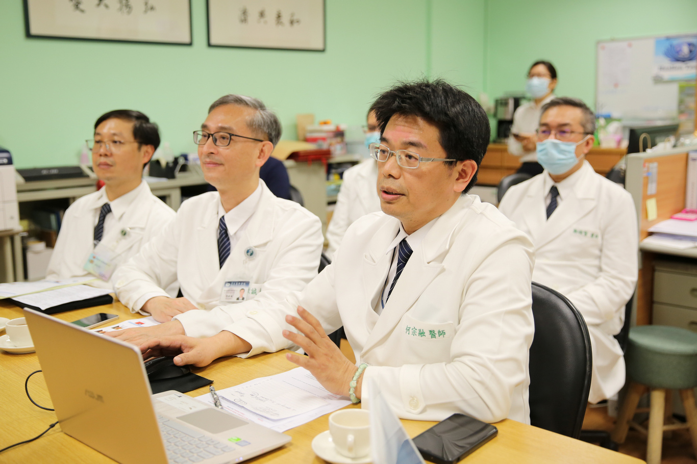 花蓮慈院中醫部何宗融副院長(右一)表示，中醫課程除了基本的望、聞、問、切與推拿外，還有按中醫師專長規劃以內科、婦科、兒科、傷科、腫瘤及針灸分享與教學。