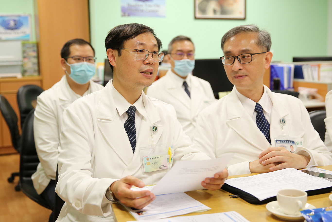 中醫的第一堂課在五月六日，由中醫部何宗融副院長、中醫內科主任林經偉（左一)中分享花蓮慈院中西醫合療及中醫部組織架構。