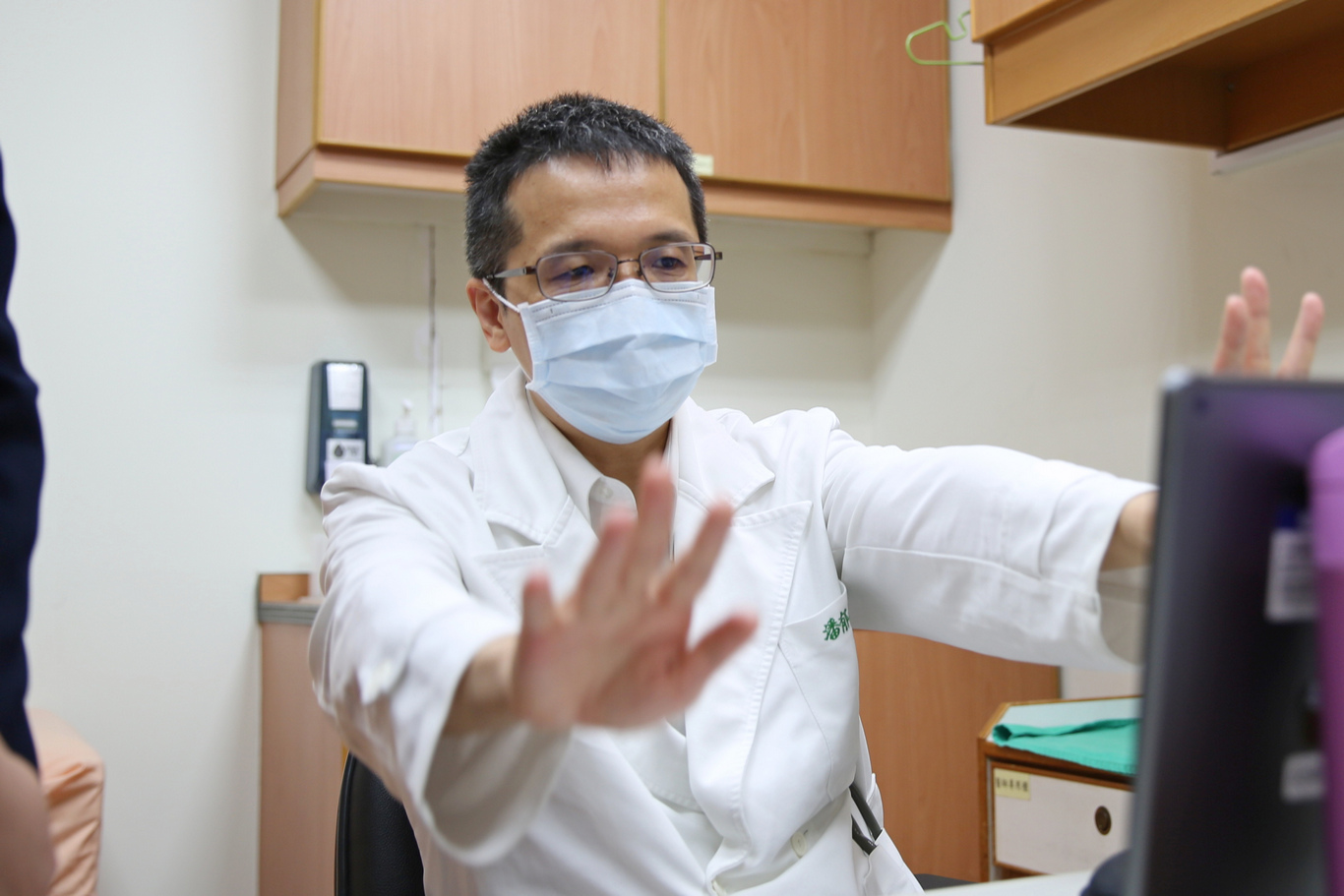 花蓮慈院風濕免疫科潘郁仁醫師，透過視訊方式為預約病人看診。