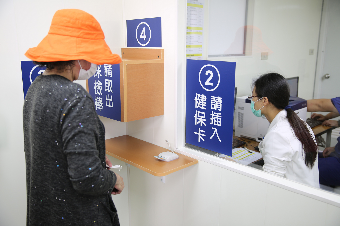 花蓮慈院新興傳染病採檢站，在原有急診的戶外採檢站的基礎上，這是花蓮慈院第二個採檢站，期望能有效提升篩檢量能。，在原有急診的戶外採檢站的基礎上，這是花蓮慈院第二個採檢站，期望能有效提升篩檢量能。