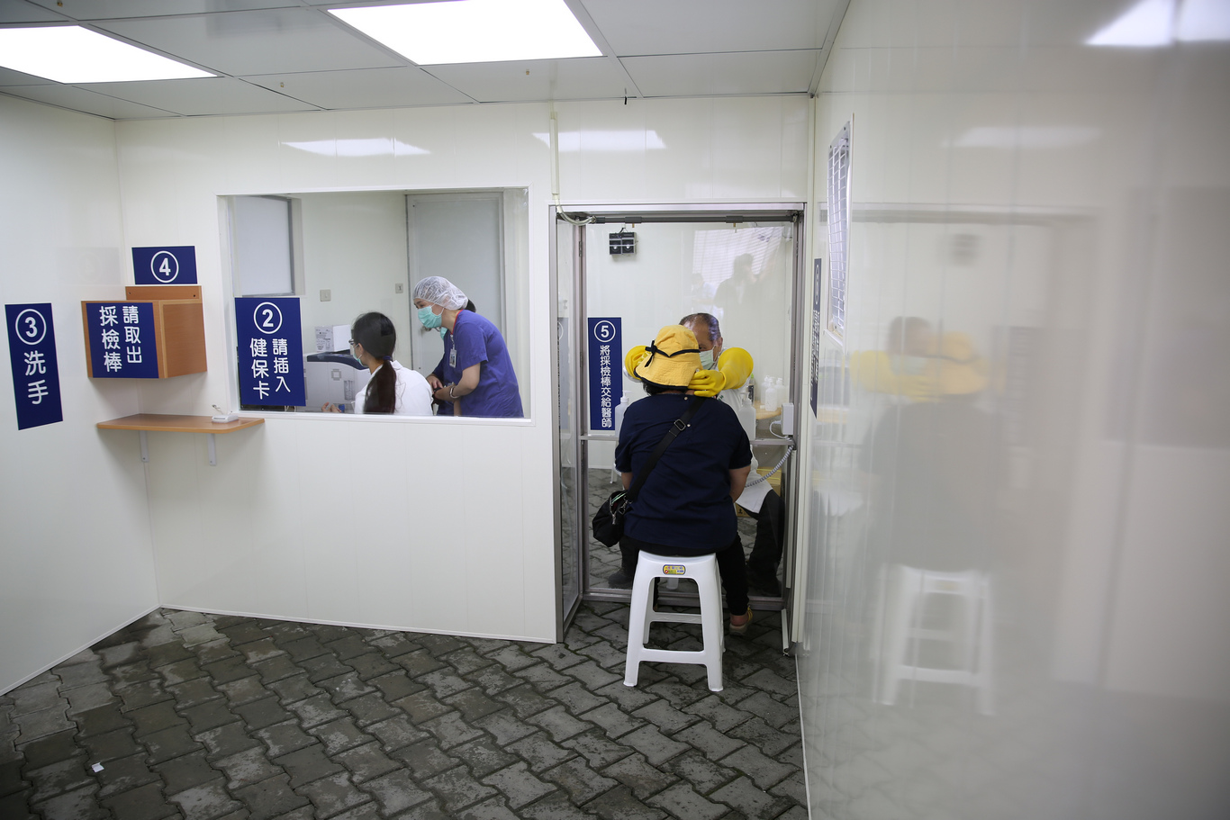 花蓮慈院新興傳染病採檢站,在原有急診的戶外採檢站的基礎上,這是花蓮慈院第二個採檢站,期望能有效提升篩檢量能。 花蓮慈院新興傳染病採檢站,在原有急診的戶外採檢站的基礎上,這是花蓮慈院第二個採檢站,期望能有效提升篩檢量能。