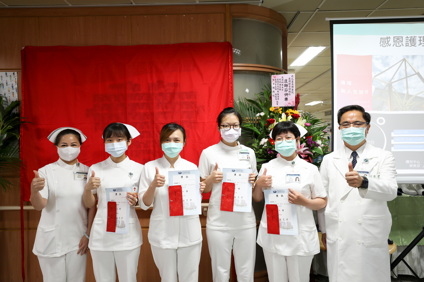 「護理，為人生加分」徵選活動，徵求護理師除了在臨床上發揮所長，生活上於各領域有所專長的夥伴分享，由林欣榮院長(右一)與護理部鍾惠君主任(左一)，頒發獎狀給林美芬(右二) 、鄒明耘(右三)、游雅婷(左三)、余宸萱(左二)等四位護理師。