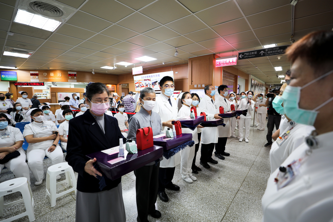 致贈感恩護師節結緣品，感恩護理師。