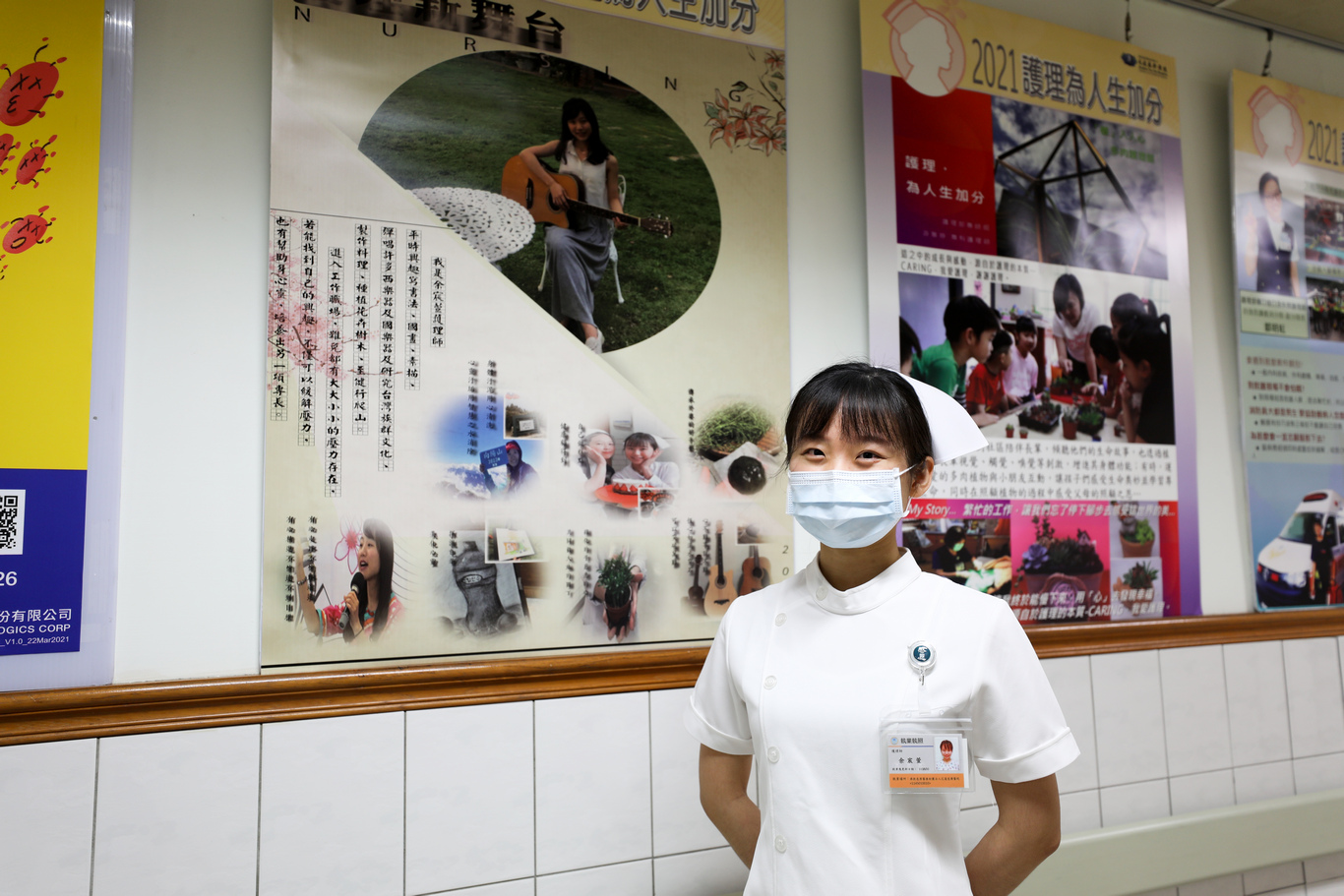 內科病房護理師余宸萱，放假時，學習各種樂器培養不同興趣，包含彈吉他、二胡、素描等等紓解壓力及身心靈，保持快樂的心，才給予病患最溫暖的照護。