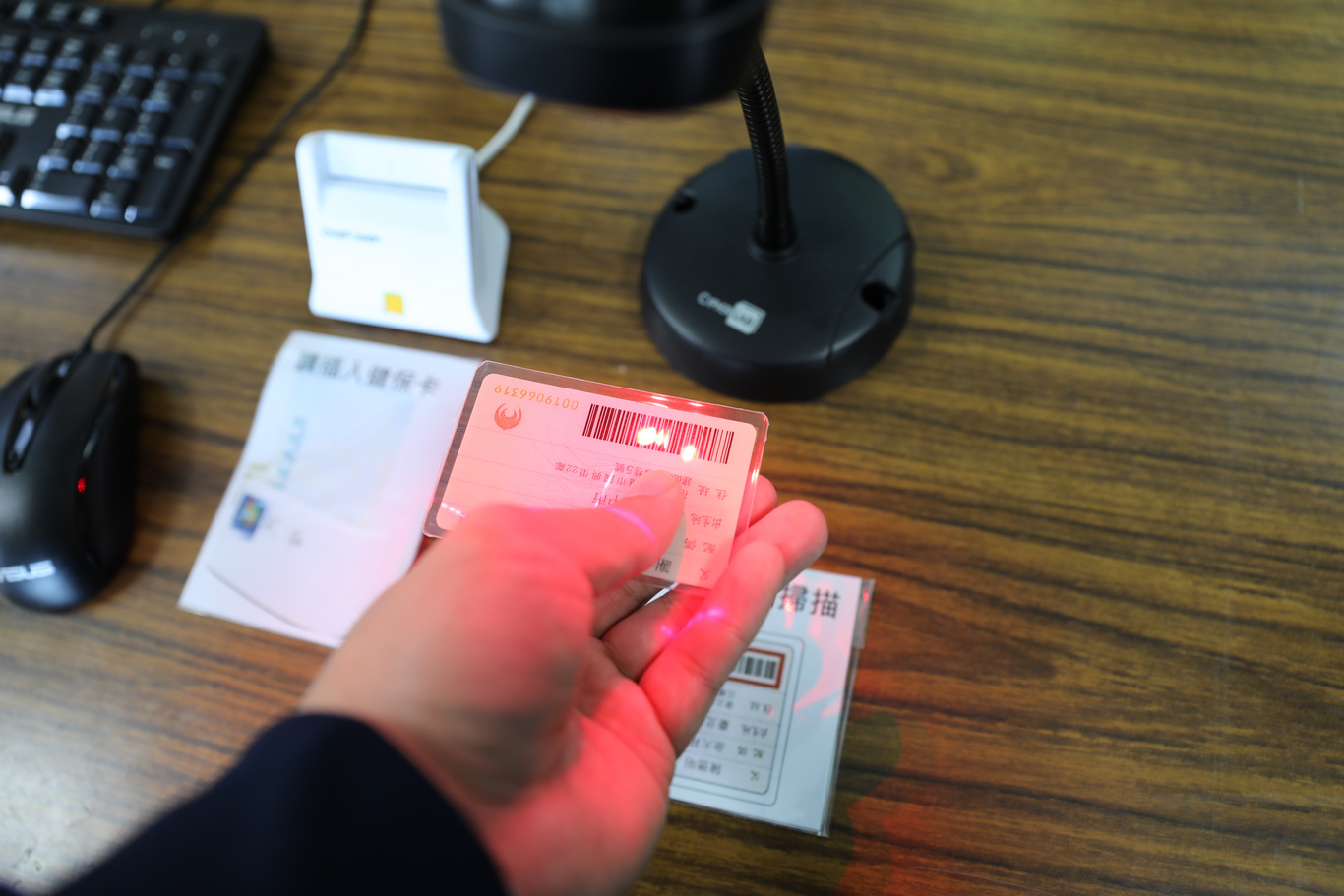 花蓮慈院即日起縮減出入口數量，並在出入口實行實名制管制。 並於5/19(三)恢復藥來速戶外領藥窗口服務。