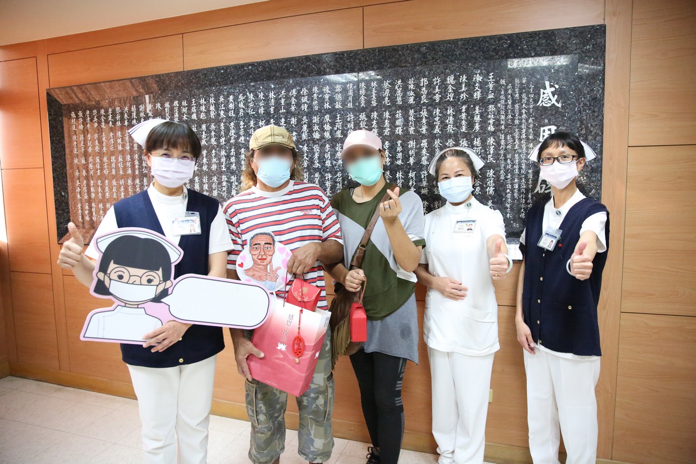 花蓮慈院護理部鍾惠君(右二)與副主任呂基燕(左一)、輕症病房護理長李淑禎(右一)也準備了結緣品感恩陳阿公的家屬，在阿公住院期間鼓勵支持他。