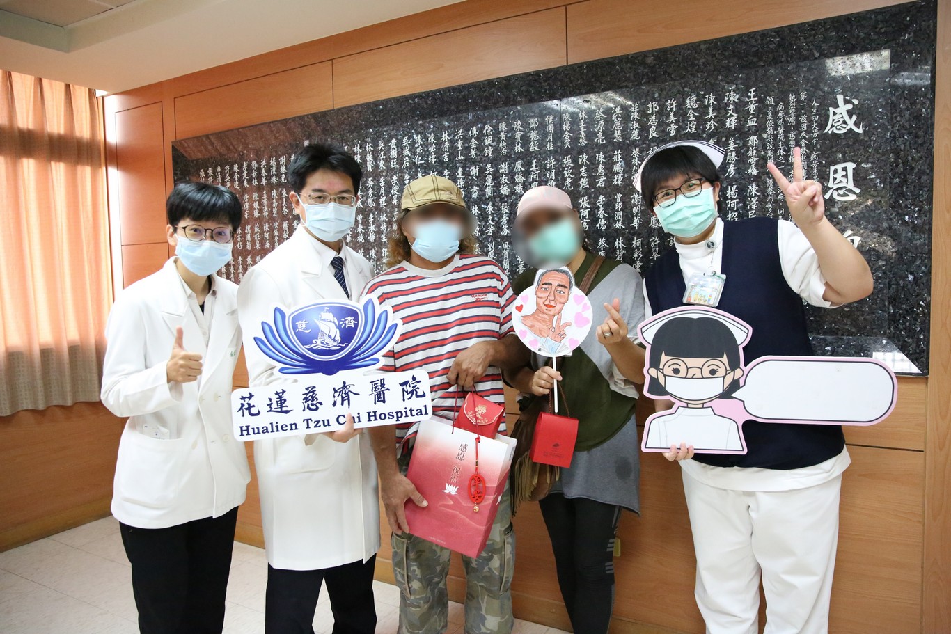 中醫副院長何宗融(左二)、護理部督導周英芳(右一)、中醫師俞馨媛,向家屬恭喜陳阿公出院。 中醫副院長何宗融(左二)、護理部督導周英芳(右一)、中醫師俞馨媛,向家屬恭喜陳阿公出院。