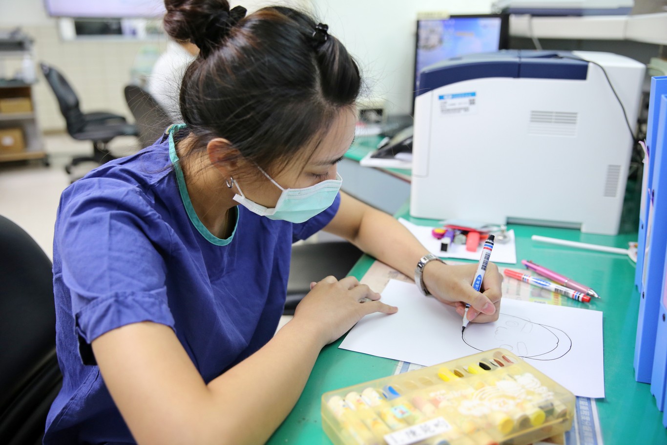 照護陳阿公的輕症病房護理師鄭余婉婷與夜班護理師們繪製有著阿公畫像的Q版扇子，祝福阿公平安出院。