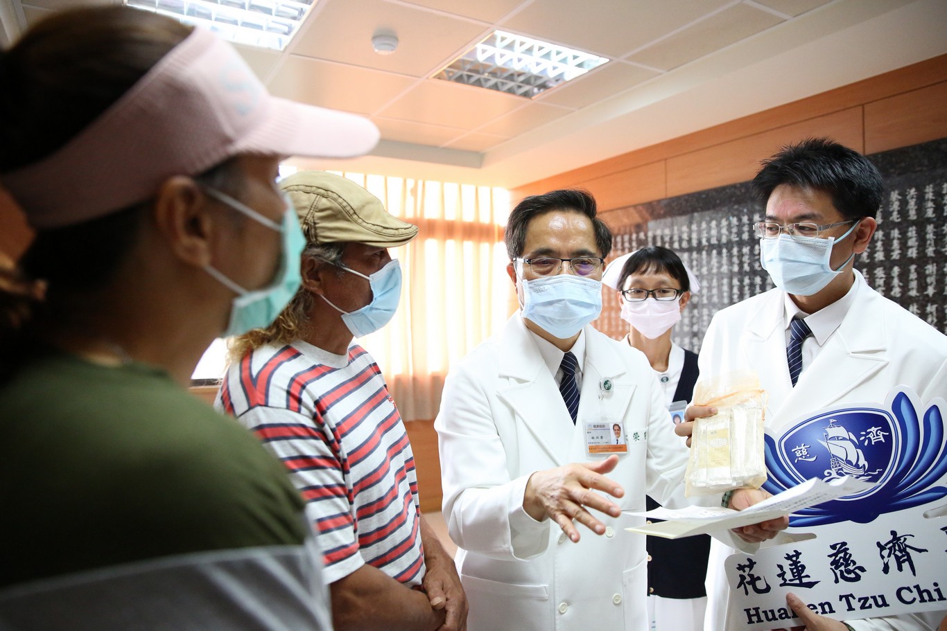 花蓮慈院林欣榮院長,唸出證嚴法師的祝福信為陳阿公及家屬加油打氣。 花蓮慈院林欣榮院長,唸出證嚴法師的祝福信為陳阿公及家屬加油打氣。