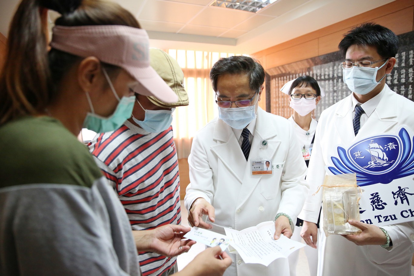 林欣榮院長分享素食小卡，最近國外還有一篇針對新冠肺炎病人治療的研究發現，茹素者可以降低73%發生重症的比例，鼓勵病人出院後持續吃素。