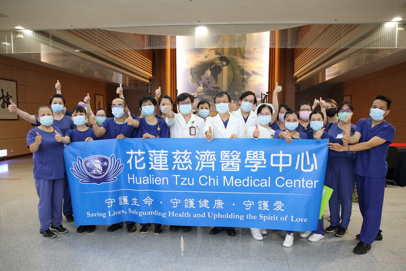 花蓮慈院首次承接企業場快篩站，承擔亞洲水泥、富世村村民的新冠肺炎快篩檢疫，團隊包含醫師、護理師、醫檢師、行政支援、後勤支援等人。