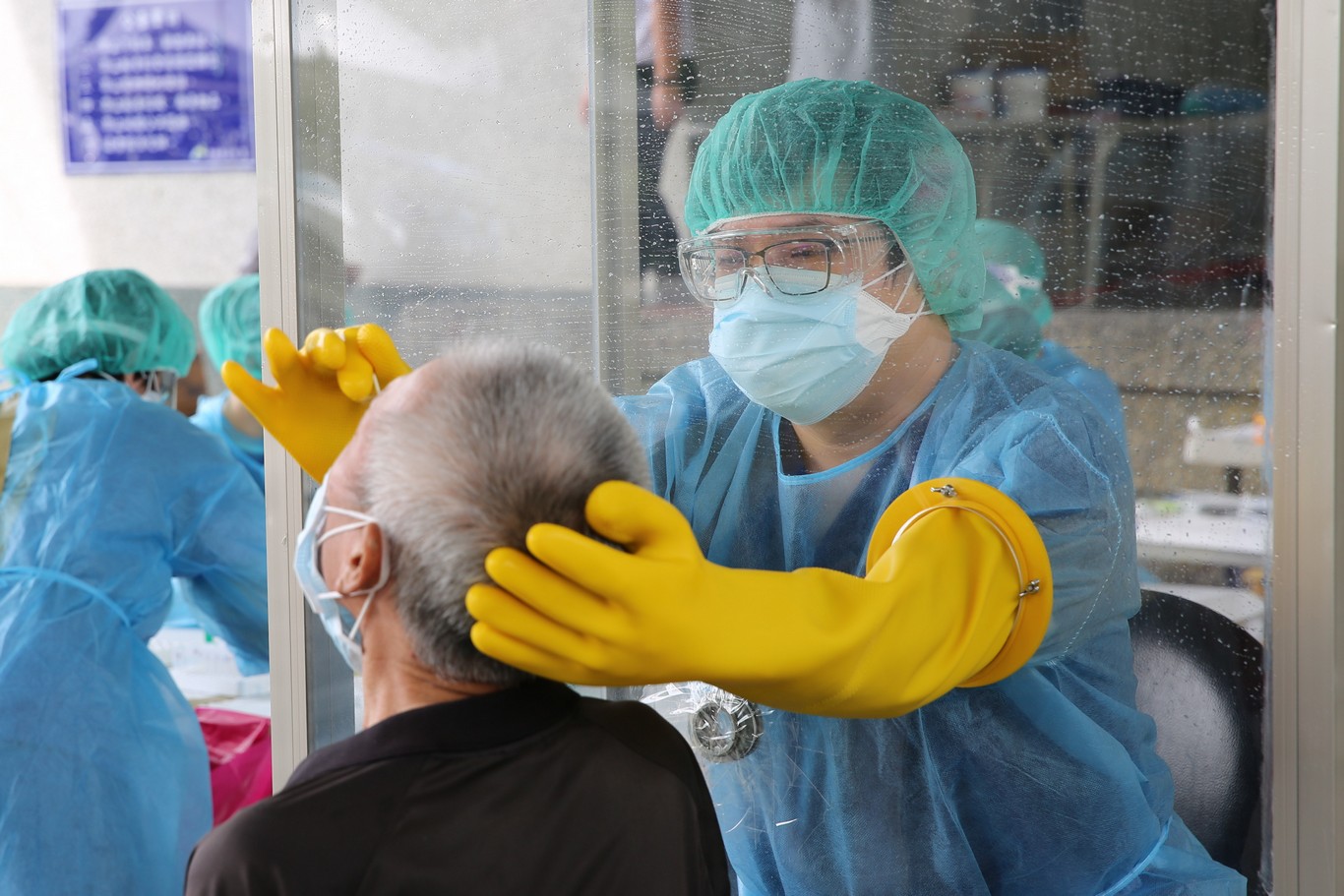 花蓮慈院快篩檢疫站團隊為亞洲水泥、富世村村民的做新冠肺炎快篩。