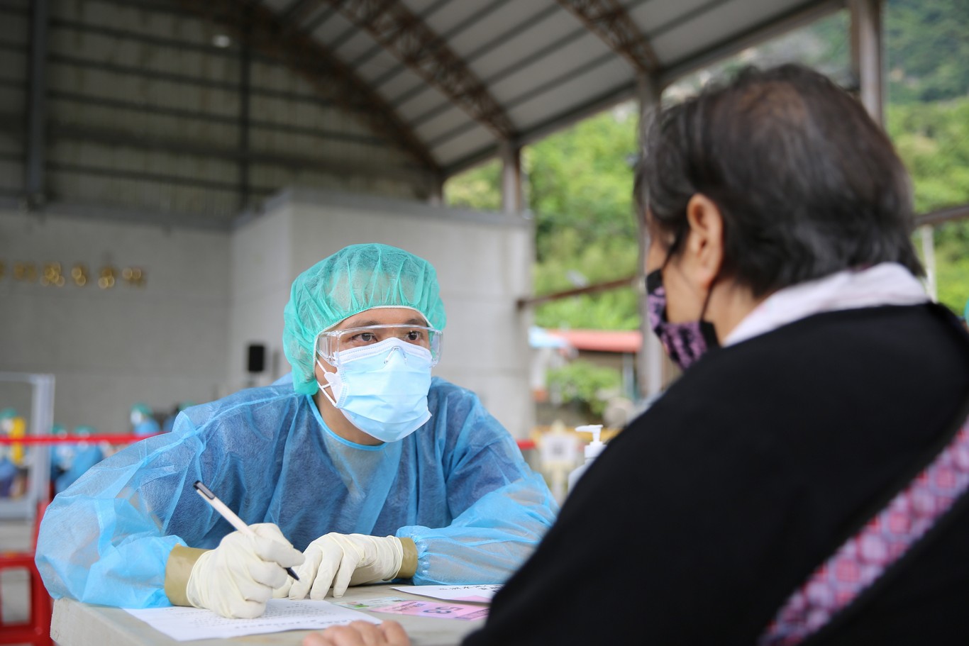 太魯閣族的醫務部股長古記嚴表示，自己本身是花蓮縣萬榮鄉太魯閣族，跟秀林鄉富世村是同一個族群，所以更應該站出來，一起來面對這波疫情！