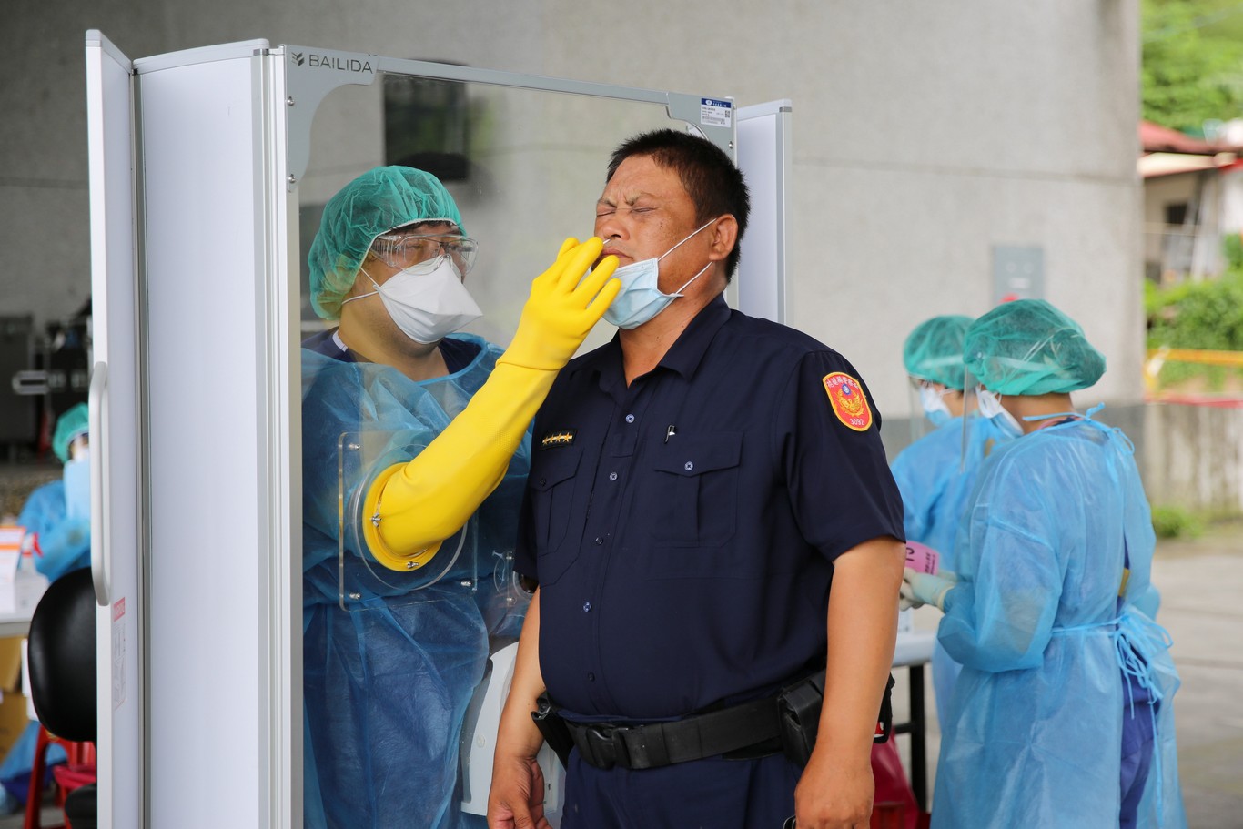 花蓮慈院快篩檢疫站團隊為亞洲水泥、富世村村民的做新冠肺炎快篩。