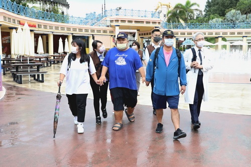 緩和醫學中心主任王英偉與心蓮病房團隊和媽媽討論後，啟動「心蓮旅行社．圓夢之旅」，帶著浩浩再一次來到充滿回憶的園區