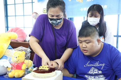 緩和醫學中心主任王英偉與心蓮病房團隊和媽媽討論後,啟動「心蓮旅行社.圓夢之旅」,帶著浩浩再一次來到充滿回憶的園區