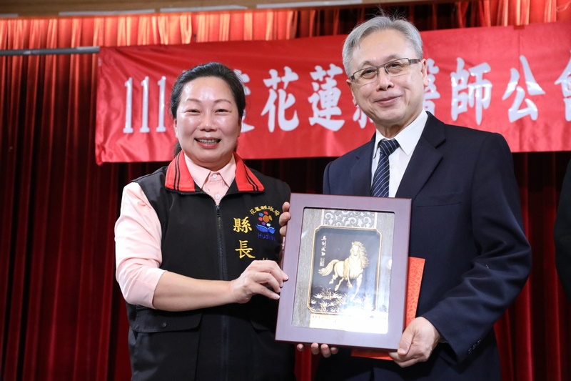 圖說：十一月六日花蓮縣醫師公會醫師節慶祝大會，花蓮慈院緩和醫學中心主任王英偉榮獲第十五屆醫療奉獻獎。