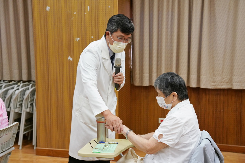 楊成湛主任在糖尿病病友會上示範「合谷」穴