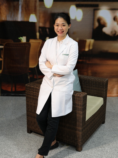 李佩蓁醫師指出,無痛陰道雷射是介於骨盆復健運動與尿道懸吊手術之間的新選擇