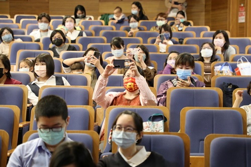 媽媽教室上課，同學認真記錄