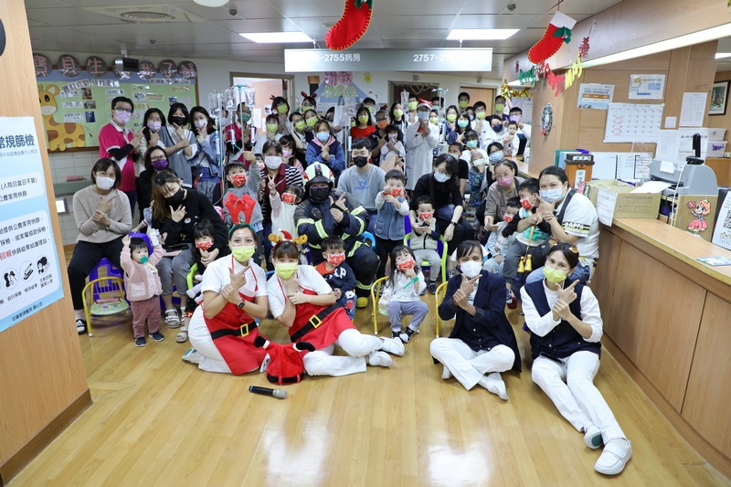 花蓮慈院兒科病房團隊於十二月十五日上午舉辦「環保小尖兵，垃圾變黃金」耶誕活動