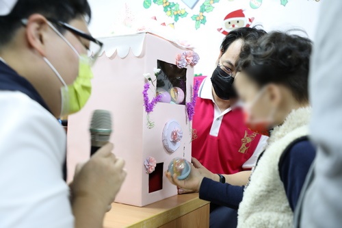 國際青年商會總幹事與十大傑出青年獲獎者宋明哲先生