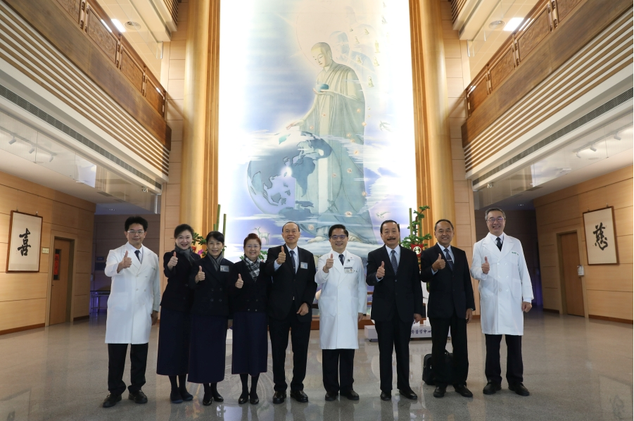 花蓮慈院推動細胞治療及中西醫合併治療，吸引了來自馬來西亞的頂級手套公司執行董事長兼創始人林偉才、成功集團創辦人陳志遠等實業家一行23人到院參訪