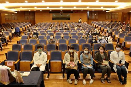 花蓮慈濟醫院婦產部日前舉辦「媽媽教室」,邀請到花蓮慈院婦產部陳盈希醫師和中醫師盧昱竹,來教導媽媽們正確的孕產婦藥膳食補觀念,以及介紹孕期的各種不適症狀能夠如何舒緩。