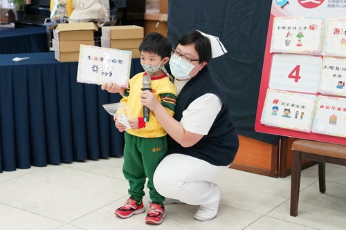 護理團隊透過遊戲方式，帶領大家認識兒童癌症九大警訊