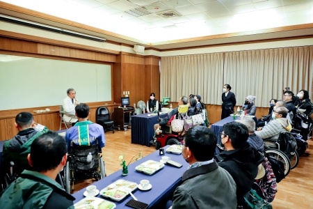 中午餐敘,郭漢崇副執行長持續與傷友交流,了解各地傷友的需求