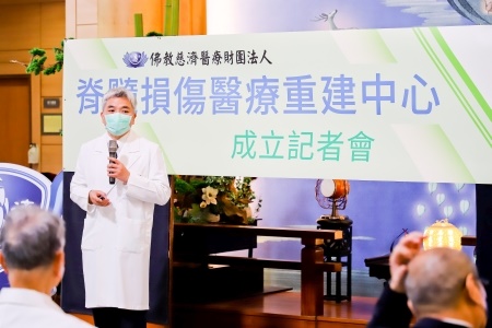 復健醫學部主任梁忠詔與傷友的情誼早已超過醫病之間