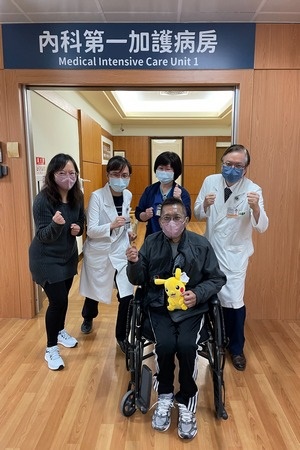 黃先生夫婦倆回送護手霜感謝所有照顧過他的團隊