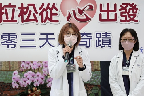 分享現場急救狀況的急診室護理師田于婷說,當時在馬拉松急救總站,與現場的醫護人員一起搶救並嘗試插管及給予腎上腺素等,當時只想著趕快救回他