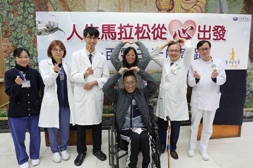 黃先生夫婦(中)與照護過他的團隊