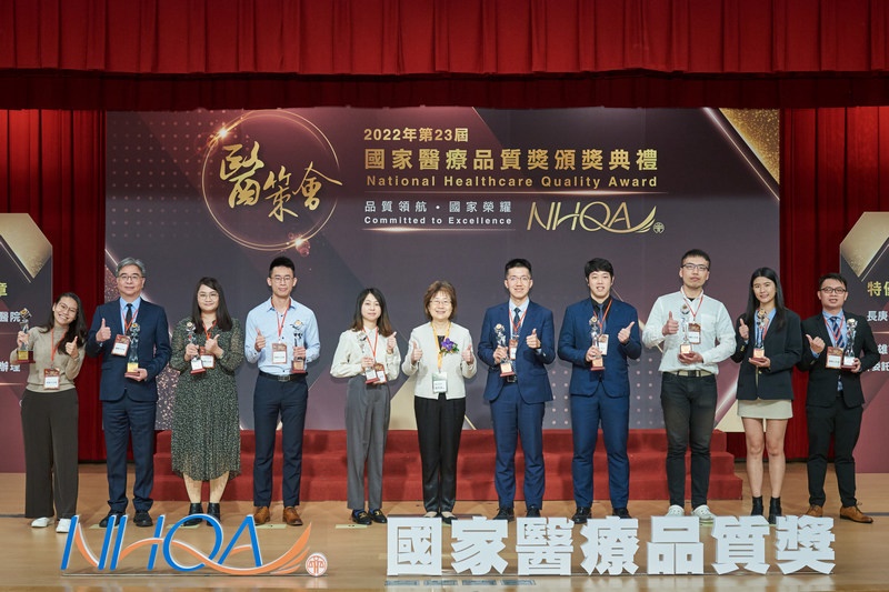 實證醫學中心主任許晉譯(右)代表領獎