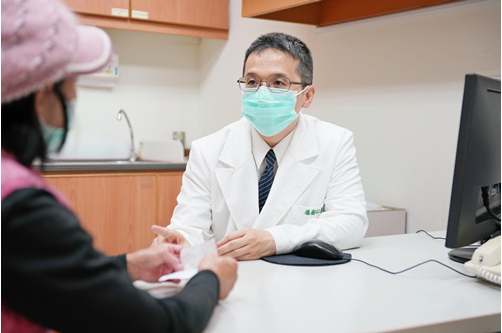 潘郁仁醫師提醒，日常飲食需避免海鮮、內臟、動物脂肪等高普林食物以及酒類、含糖飲料、尤其含果糖的手搖飲，才能趨吉避凶保安康。