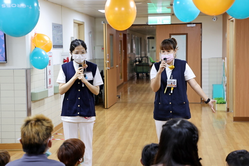 兒科病房吳珮瑄護理師與陳珮芸護理師分別扮成維尼姊姊、小豬姊姊，以生動活潑的方式，向小朋友介紹腸病毒常見症狀與傳染途徑