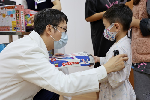 陳明群主任送上團隊精心準備的兒童節禮物，並祝福孩子們都能早日康復出院