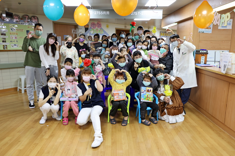 四月四日兒童節上午，花蓮慈濟醫院兒科病房團隊舉辦「腸病毒遠離我」衛教活動，並準備了兒童節禮物，讓每位住院中的小朋友與陪病家長都能一起歡慶兒童節！