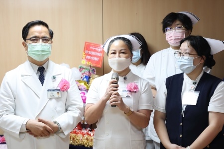 護理部主任鍾惠君感謝護理同仁的承擔