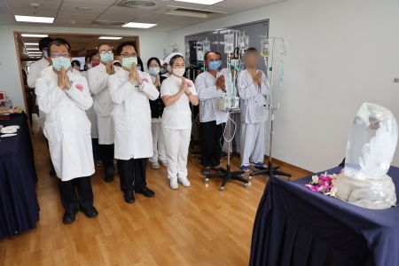 醫療團隊特地選在農曆四月初八佛誕節揭牌