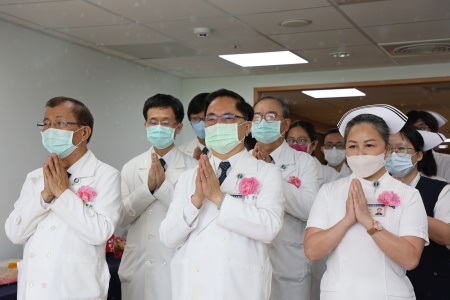 醫療團隊特地選在農曆四月初八佛誕節揭牌