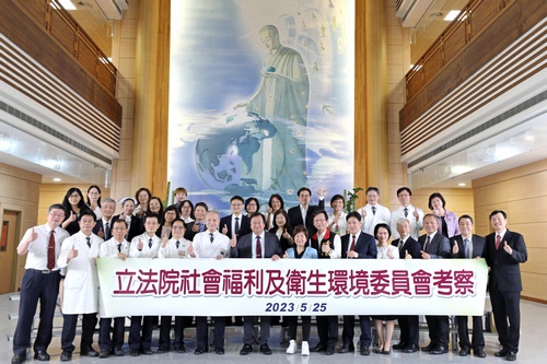 立法院衛環委員會來到花蓮考察偏鄉醫療網,考察團由邱泰源召委率領,包括張育美委員、委員會同仁、衛福部、健保署及國民健署等相關單位首長,行政部門由醫福會林慶豐執行長帶隊,考察活動25日來到花蓮慈濟醫院,由林俊龍執行長及林欣榮院長率領慈濟團隊接待