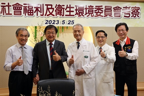 包括邱泰源召委(右二)陳培榕副院長(右一)與考察團參訪花蓮慈院「大愛醫療溯源館」